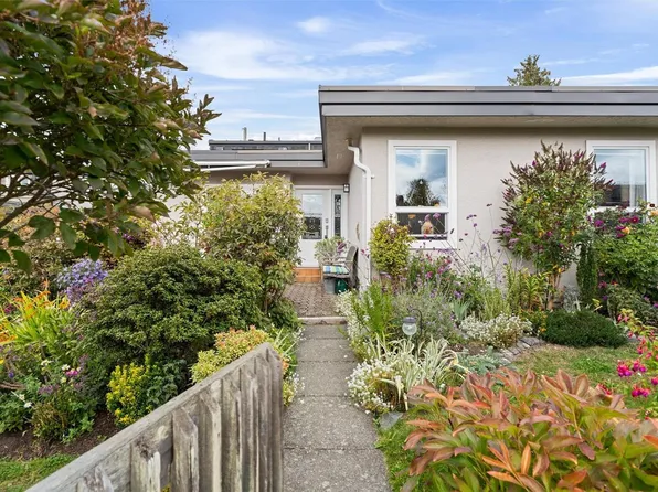 3060 Harriet Rd #7, Saanich, BC V9A 1T5