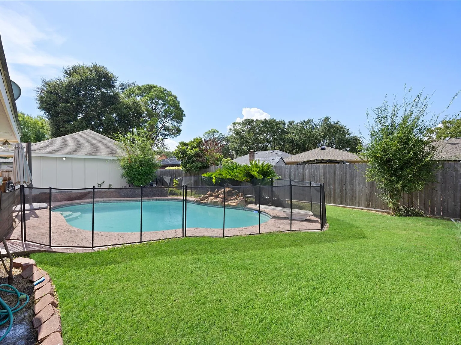 4 bed, 2.5 bath, 2304 sqft, $2,650 — Photo 2