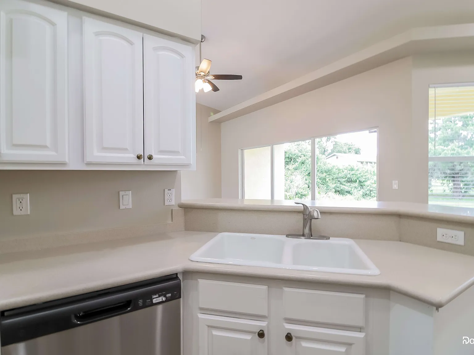 3 bed, 2.0 bath, 1501 sqft, $2,035 — Photo 3