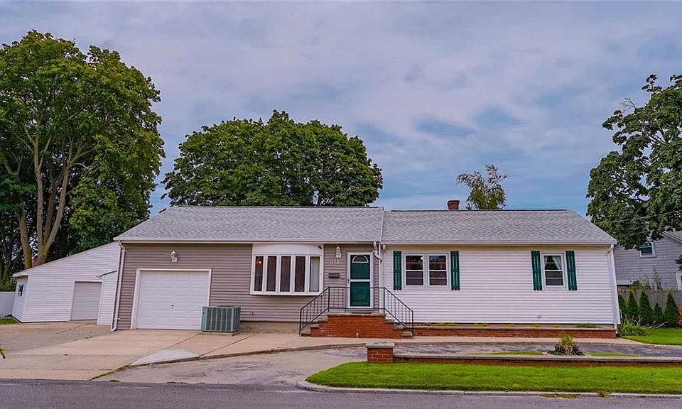 928 Roger Williams Ave, Rumford, RI 02916 Zillow