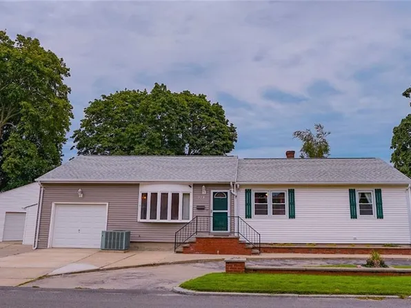 928 Roger Williams Ave E, Rumford, RI 02916