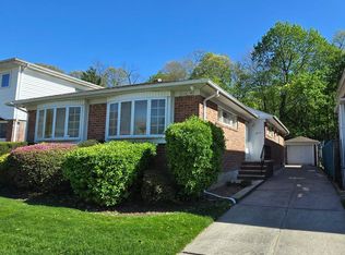 22618 77th Ave, Oakland Gardens, NY 11364