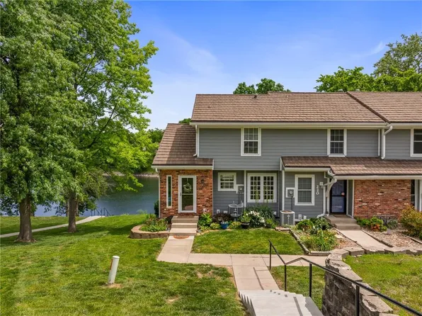 218 NE Bayview Dr, Lees Summit, MO 64064