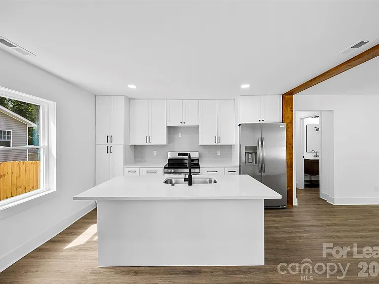 2942 Reid Ave — Photo 2