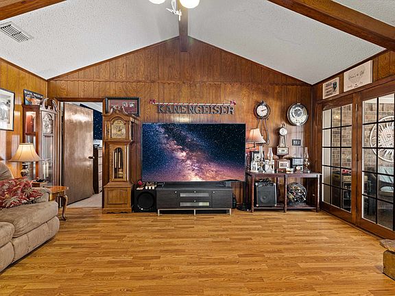 5th image of 609 Meadows St