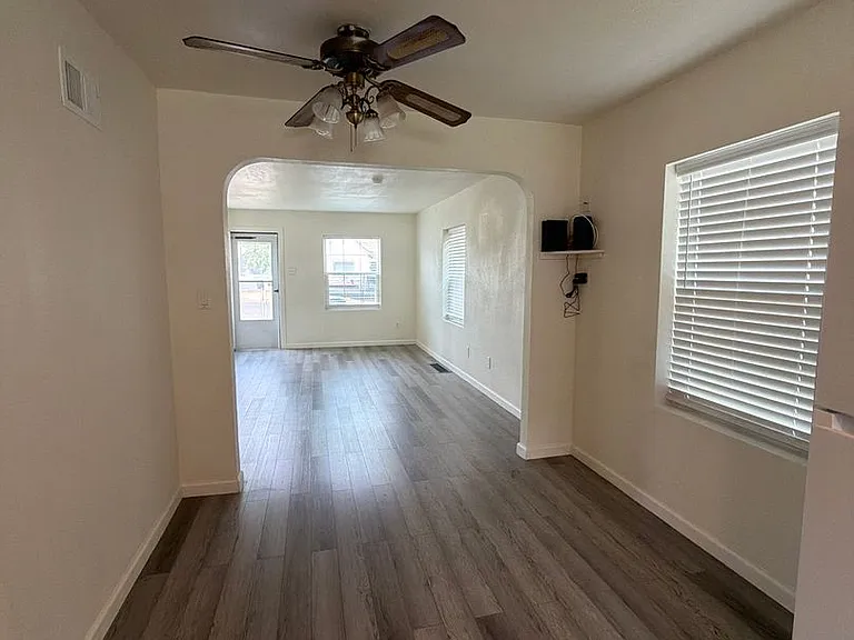 2410 Englewood Ave — Photo 20