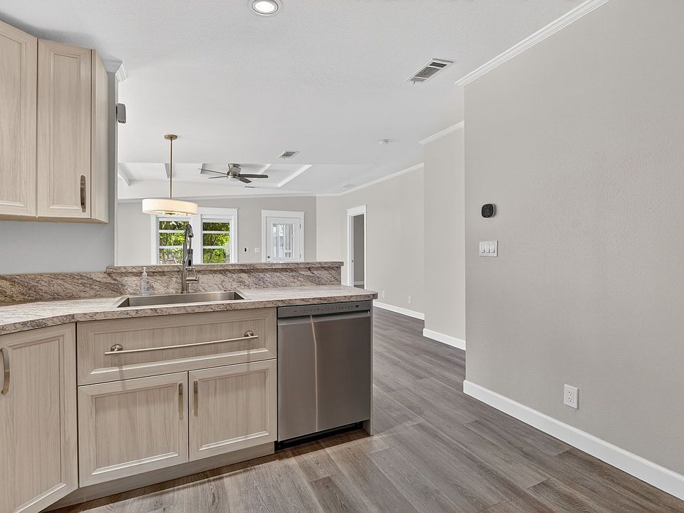 6th image of 3177 N Huntington Ave