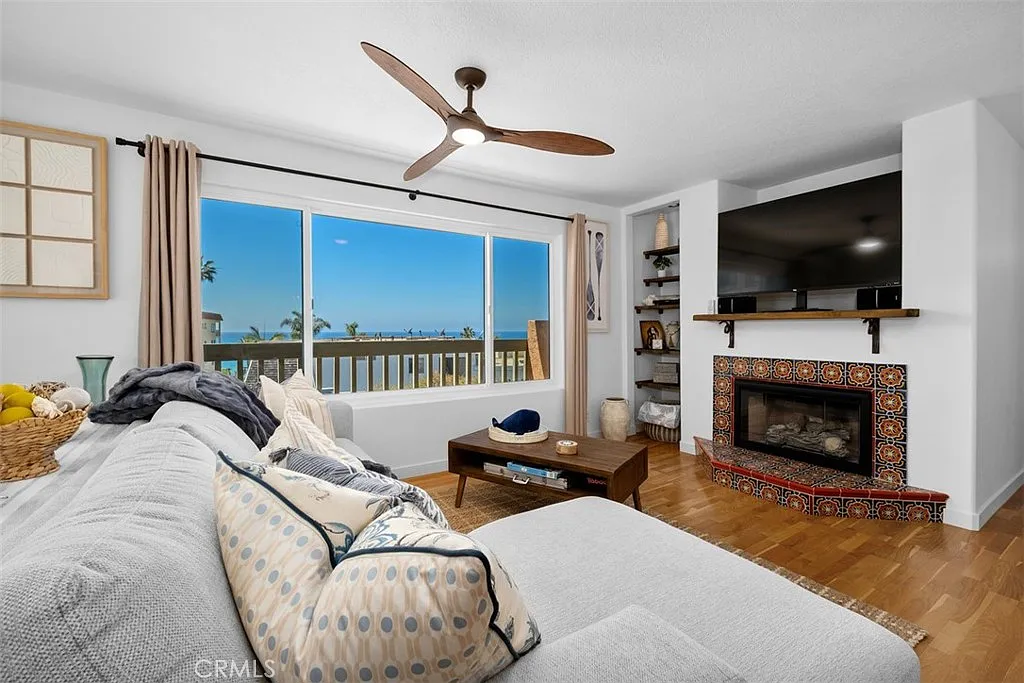 2 bed, 1.5 bath, 947 sqft, $5,800 — Photo 2