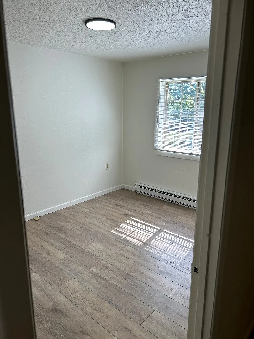 904 Baker St - 4 — Photo 3