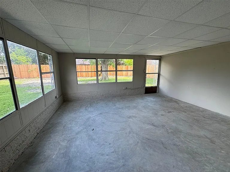 814 Globe St — Photo 13