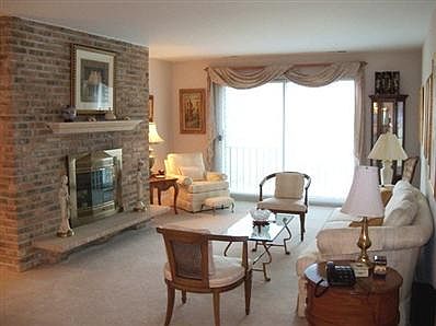5th image of 140 Franklin Pl E APT 310