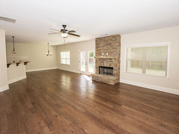 5th image of 1177 Weatherford St