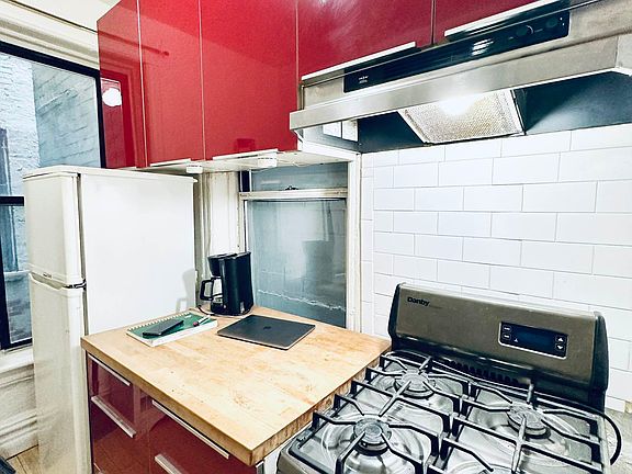 4th image of 527 E 12th St APT C4