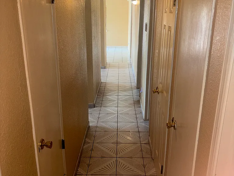 524 Myra St — Photo 8