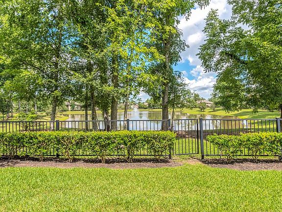 4th image of 19 Lake Como Dr