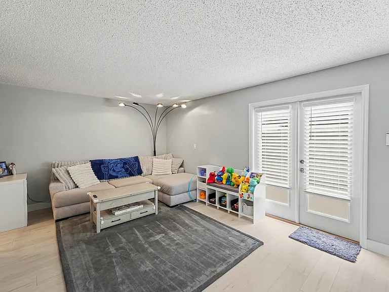 1819 Clearbrooke Dr — Photo 8