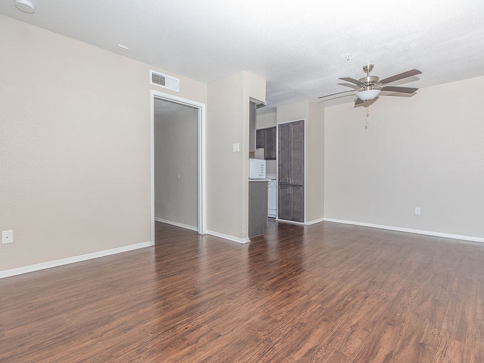 2 Bedroom 1 Bathroom dining and living room area