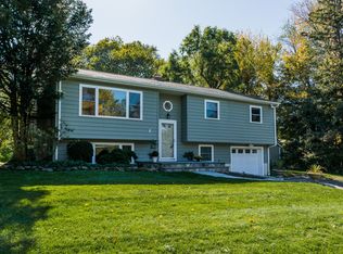 19 Schoolhouse Dr, Danbury, CT 06811