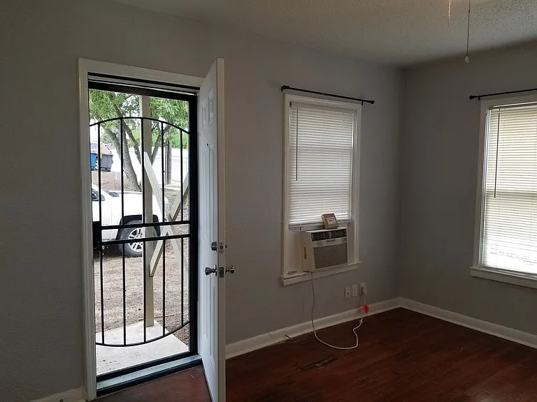 504 Elmhurst Ave — Photo 9