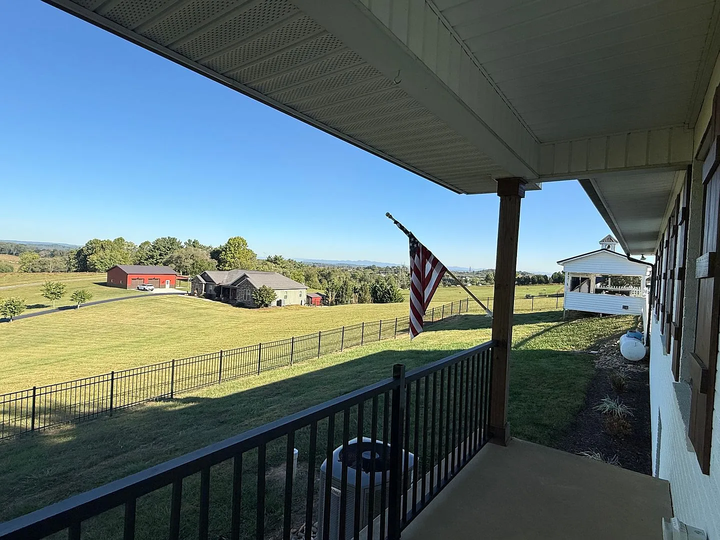 Stunning 3-4 Bedroom Hilltop Retreat! — Photo 4