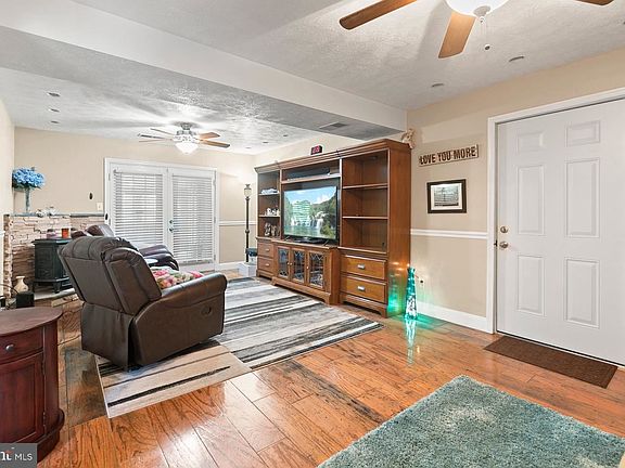 4th image of 22994 Town Creek Dr