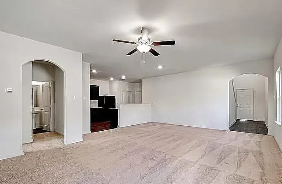 5 bed, 2470 sqft, $2,200 — Photo 2