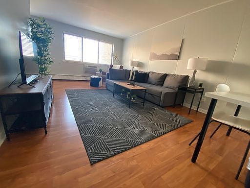 2nd image of 5534 N Kenmore Ave APT 500