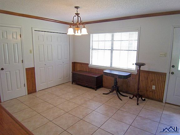 3rd image of 403 Cedar Tree Dr