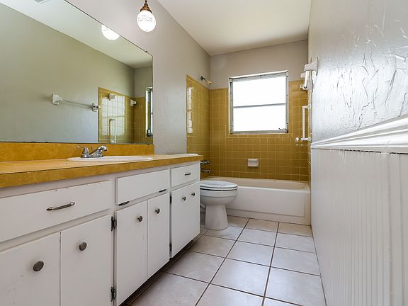 3rd image of 2916 Catherine Dr