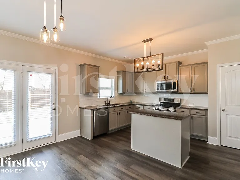 821 Harrison Dr — Photo 6