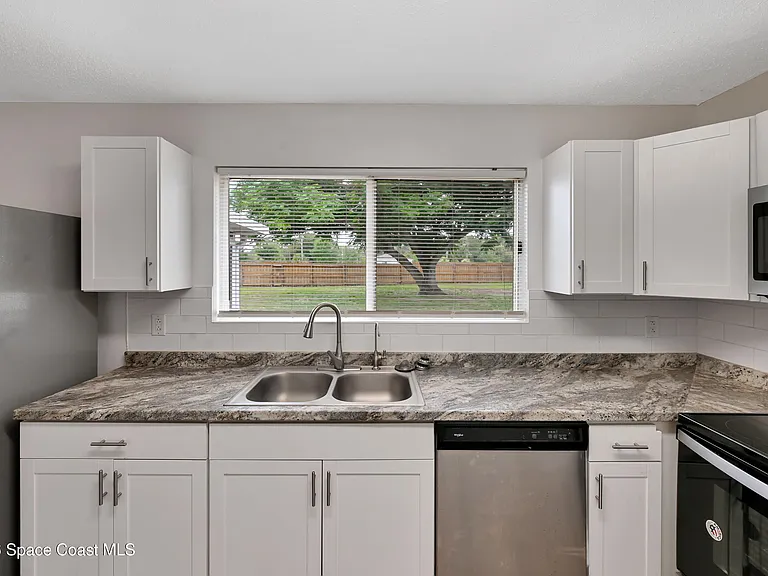 400 Calabria Ave SE — Photo 14