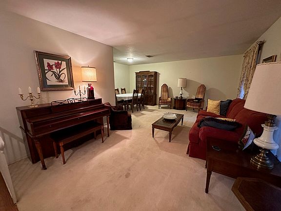 3rd image of 301 Beverly Ln