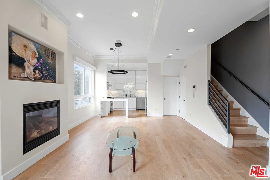3 bed, 3.5 bath, 1687 sqft, $7,450 — Photo 4