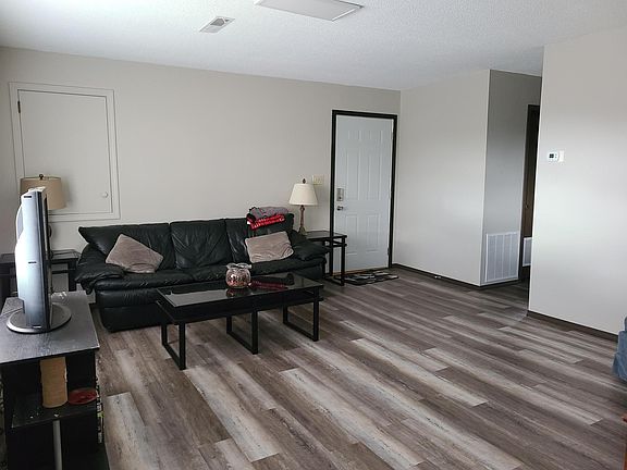 2nd image of 1310 Queens Ct #D