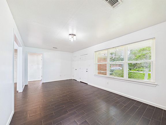 5th image of 2127 Nell St