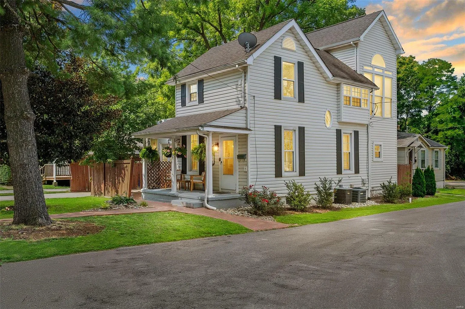 111 Lewis Pl photo 1