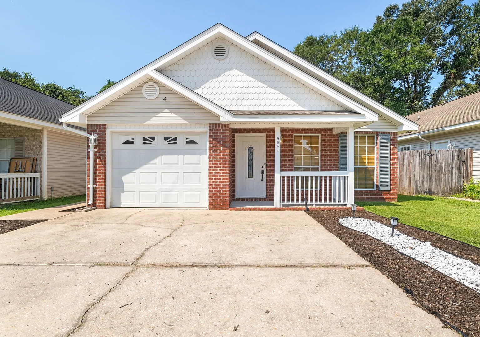 4 bedroom home in quiet neighborhood — Photo 1