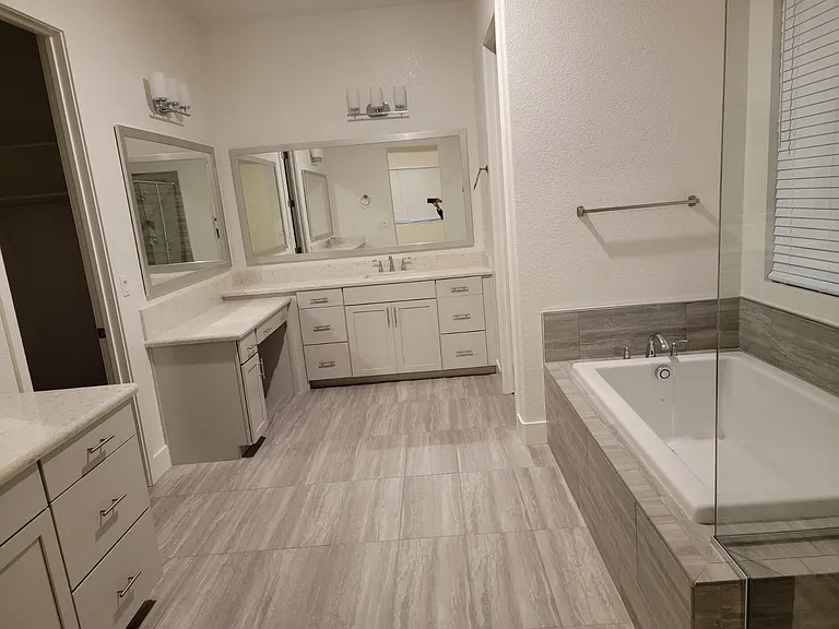 PRIMARY BATH EN-SUITE, WALK-IN CLOSET TO LEFT