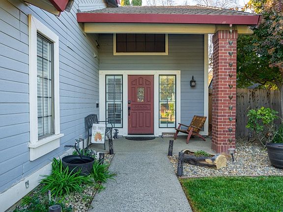 3rd image of 210 Holly Court
