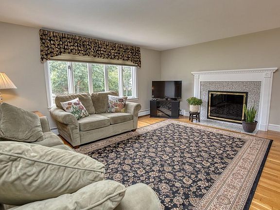 3rd image of 24 Connelly Cir