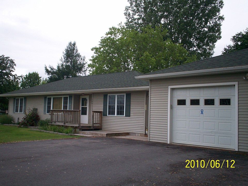 Front of home - Large 8+ car driveway