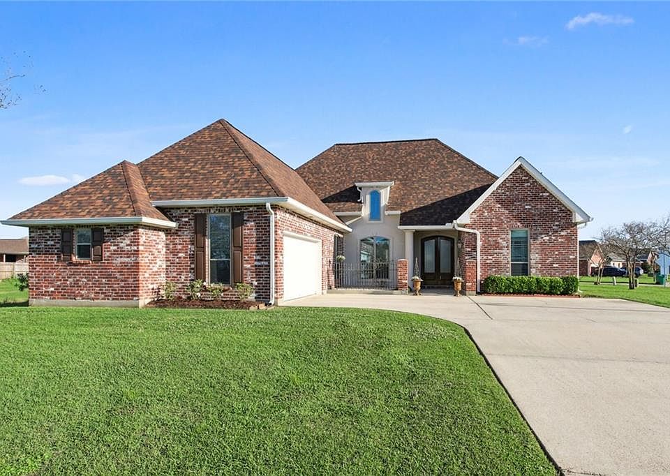 1st image of 200 Country Cottage Blvd