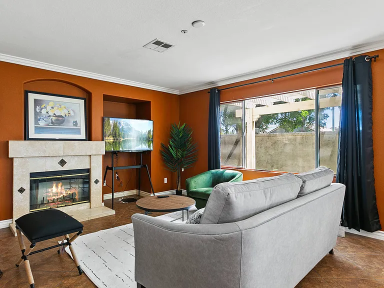 14033 Yorktown Ct — Photo 2