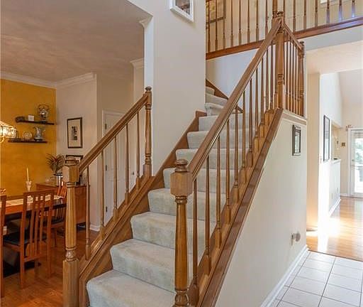 2 Story Entry, Great light throughout.