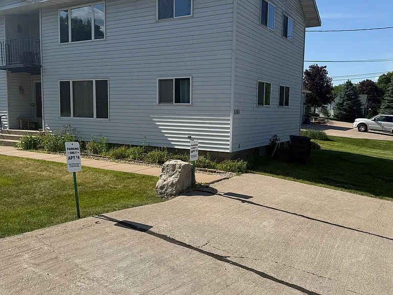 1205 La Crescent St #4 — Photo 1