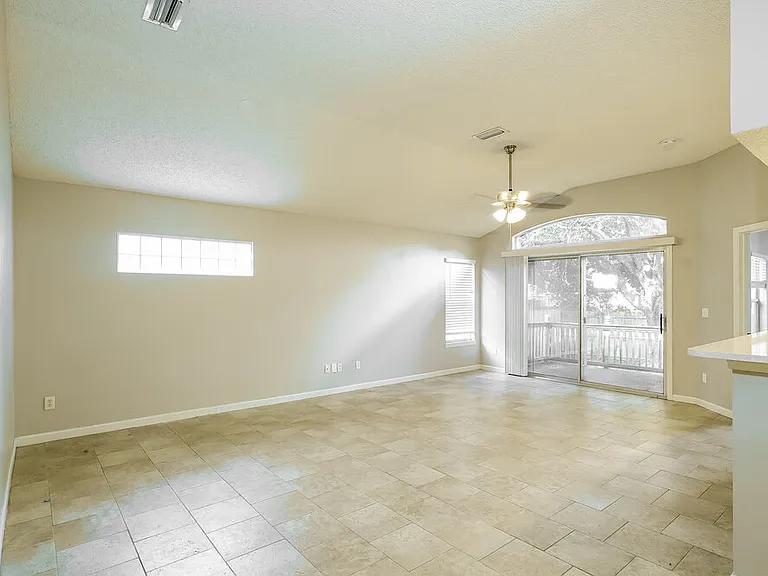 1126 E Brookwood Bluff Rd — Photo 5