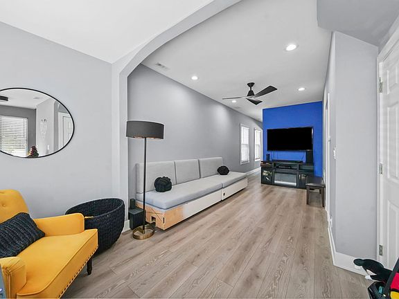 5th image of 6562 N Damen Ave
