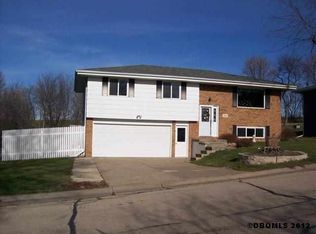 320 Summer Dr, Dubuque, IA 52002