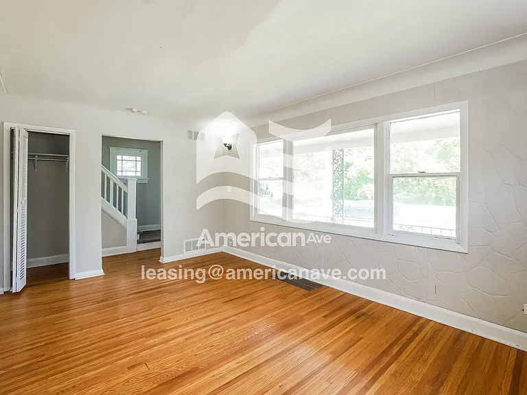 1491566_002_living_room_13903997.jpg