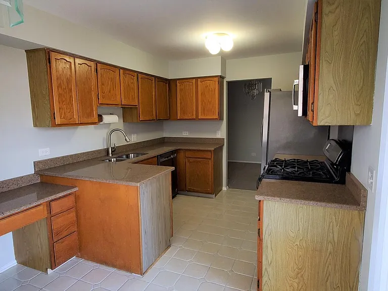1406 Clairmont Ct — Photo 6